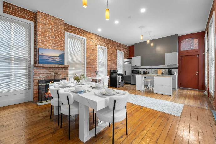 Fully equipped kitchen and ample seating space for big groups